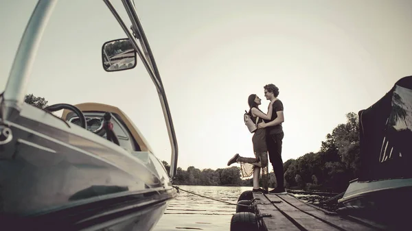 Romantisches Paar Umarmt Sich Auf Der Seebrücke — Stockfoto