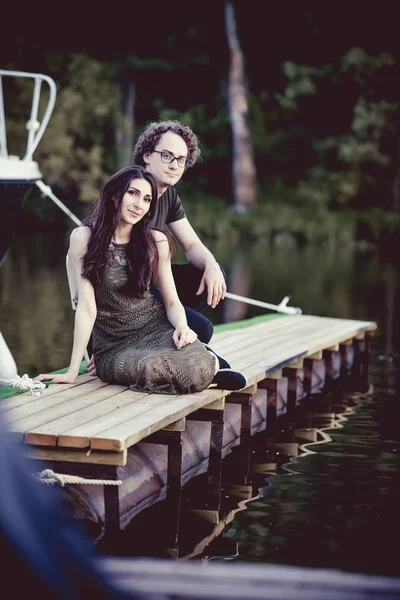 Romantisches Paar Sitzt Auf Der Seebrücke — Stockfoto