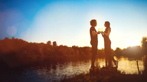 Romantyczna Para Świecami Tle Zachodu Słońca — Zdjęcie stockowe
