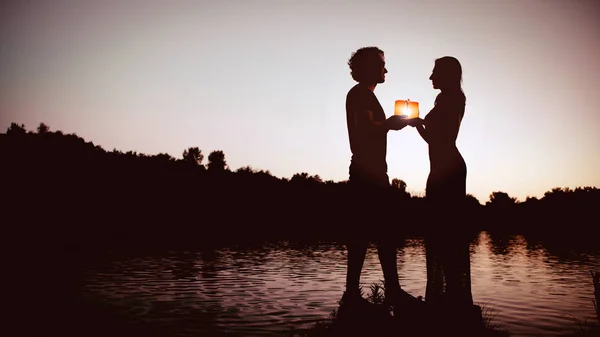 浪漫情侣与日落背景的蜡烛 — 图库照片