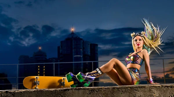 Mooie Jonge Vrouw Met Skateboard Gekleed Futuristische Sexy Kleding — Stockfoto