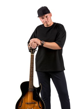 Beyaz izole akustik gitar ile genç müzisyen