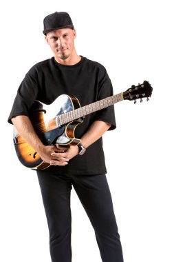 Beyaz izole akustik gitar ile genç müzisyen