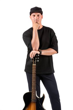 Beyaz izole akustik gitar ile genç müzisyen