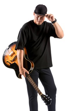 Beyaz izole akustik gitar ile genç müzisyen