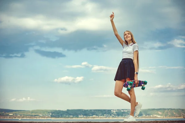 Menina Bonito Está Com Seu Skate Nas Mãos Vida Rua — Fotografia de Stock