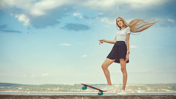 Roztomilá Dívka Stojí Její Skateboard Rukou Pouliční Život Městský Styl — Stock fotografie