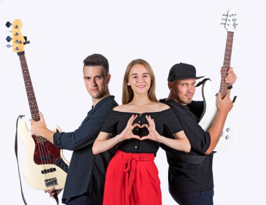 İki gitarist ve şarkıcı beyaz arka plan in rock grubu