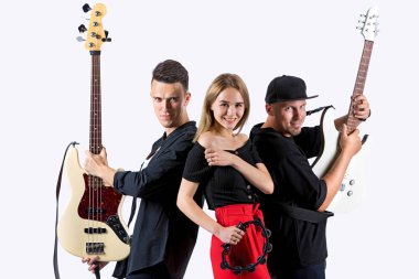 İki gitarist ve şarkıcı beyaz arka plan in rock grubu