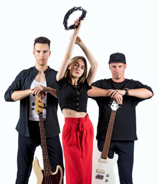 İki gitarist ve şarkıcı beyaz arka plan in rock grubu
