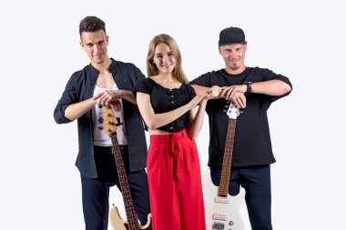 İki gitarist ve şarkıcı beyaz arka plan in rock grubu