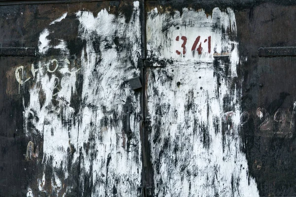 Гранжеві Металеві Ворота Грубо Пофарбовані Чорно Білий Колір — стокове фото