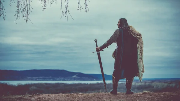 Caballero Pelo Largo Con Espada Dos Manos Fondo Rural Medieval —  Fotos de Stock