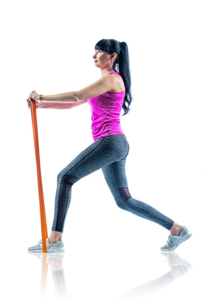 Uma Mulher Caucasiana Exercitando Pilates Fitness Elástico Exercícios Banda Resistente — Fotografia de Stock
