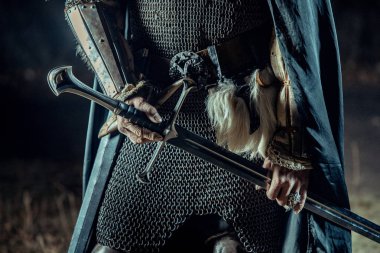 Knight iki elle kılıç ile. Ortaçağ kavramı.