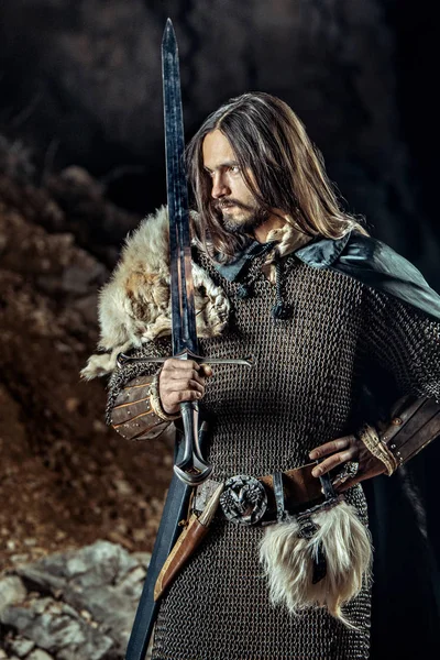 Long Haired Knight Two Handed Sword Rocks Background — Stock Photo, Image