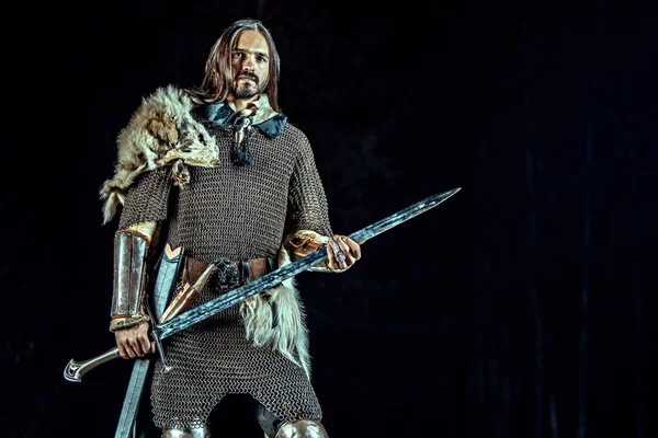 Long Haired Knight Two Handed Sword Rocks Background — Stock Photo, Image