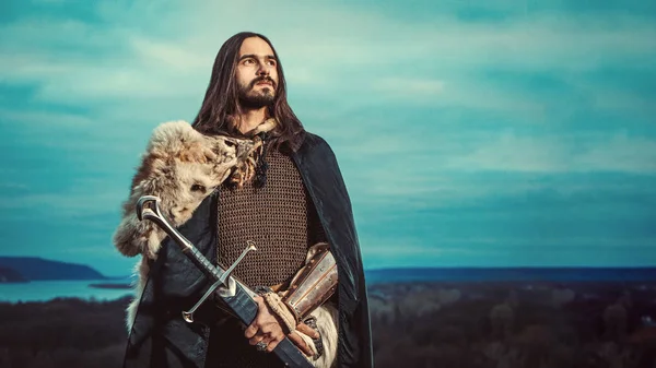 Cavaliere Dai Capelli Lunghi Con Spada Due Mani Panorami Vista — Foto Stock