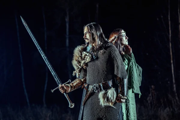 Средневековый Рыцарь Своей Возлюбленной Темный Лес Заднем Плане — стоковое фото