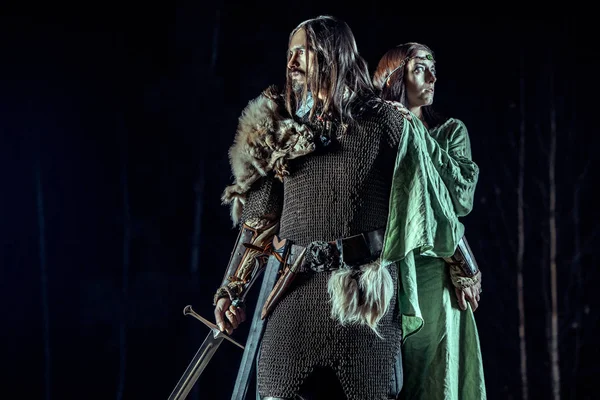 彼の最愛の女性と中世の騎士 背景に暗い森 — ストック写真