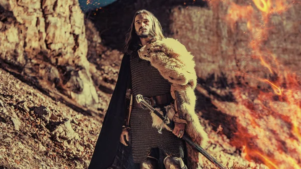 Uzun Saçlı Knight Iki Elle Kılıç Ile Kayaların Üzerinde Arka — Stok fotoğraf