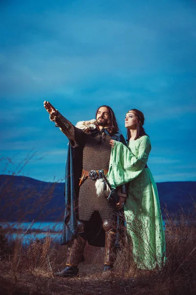 彼の最愛の女性と中世の騎士 背景に夕方の空 — ストック写真