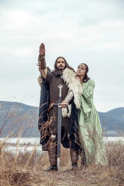 Cavaleiro Medieval Com Sua Amada Senhora Céu Noturno Fundo — Fotografia de Stock