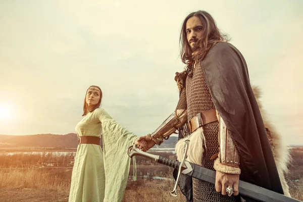 夕日の背景に女性と中世の騎士 — ストック写真