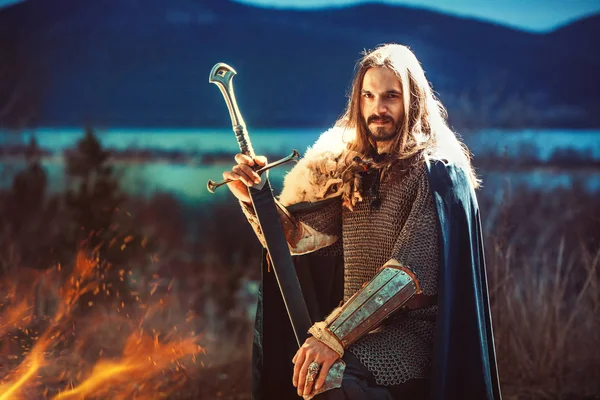 Uzun Saçlı Knight Iki Elle Kılıç Ile Yaz Gecesi Arka — Stok fotoğraf