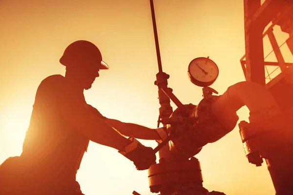 Trabajador Petrolero Está Comprobando Bomba Aceite Fondo Del Atardecer — Foto de Stock