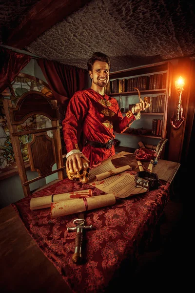 Усміхнена Середньовічна Величність Курильною Трубкою Одній Руці Череп Іншій — стокове фото