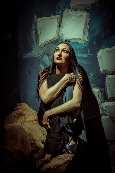 Yalnız Karanlık Hapishane Hücresinde Oturan Bir Kadın — Stok fotoğraf
