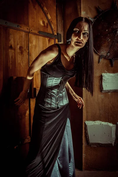 Uma Mulher Está Tentar Fugir Prisão Medieval Escura — Fotografia de Stock