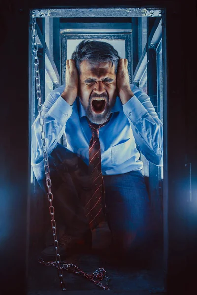 İşadamı cam kutusunun içinde. Esaret, hiçbir özgürlük kavramı. Stresli iş, iş baskı. Alanı, memur yetersizliği. Duygusal sıkıntı, klostrofobi.