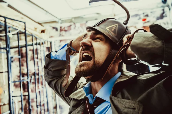 El hombre actúa como un prisionero sentado en la silla eléctrica . — Foto de Stock