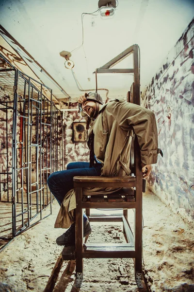 El hombre actúa como un prisionero sentado en la silla eléctrica . — Foto de Stock