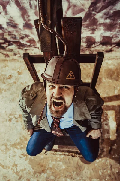 Mann verhält sich wie ein Gefangener im elektrischen Stuhl. — Stockfoto