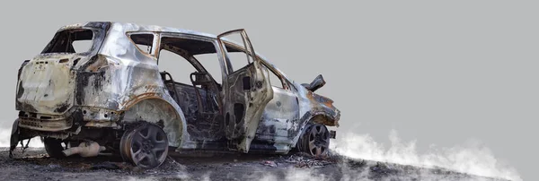Verbrande nieuwe auto. Geïsoleerd op een grijze achtergrond. — Stockfoto