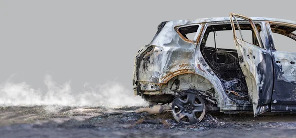 Verbrande nieuwe auto. Geïsoleerd op een grijze achtergrond. — Stockfoto