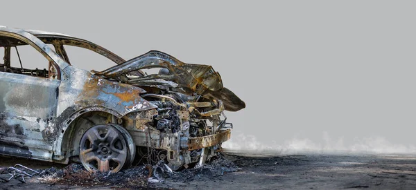 Une voiture neuve brûlée. Isolé sur fond gris . — Photo