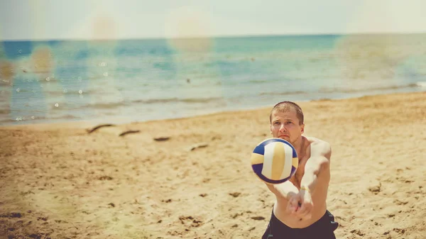 Beach volleyball player in action at sunny day under blue sky. — Stock Photo, Image