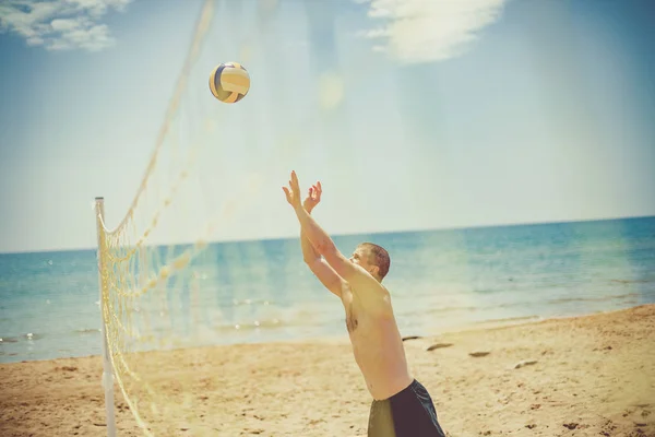 Beach volleyball player in action at sunny day under blue sky. — Stock Photo, Image