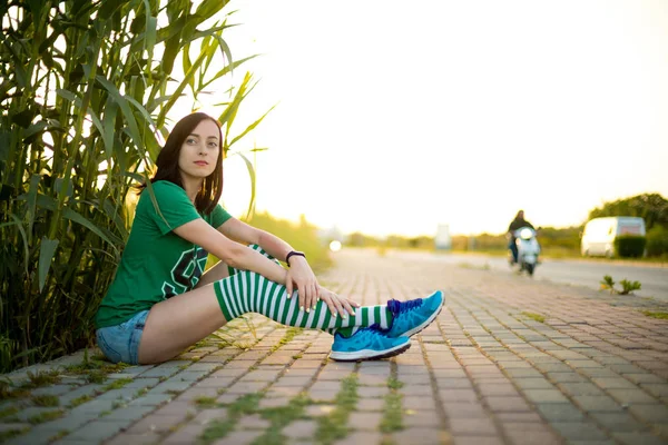 Feminino está relaxando depois de uma corrida matinal . — Fotografia de Stock