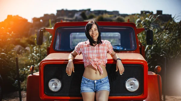 Uma mulher bonita na fazenda com sua caminhonete velha — Fotografia de Stock