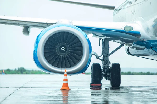 Modern unrecognizable aircraft jet engine against a rainy background. — Stock Photo, Image