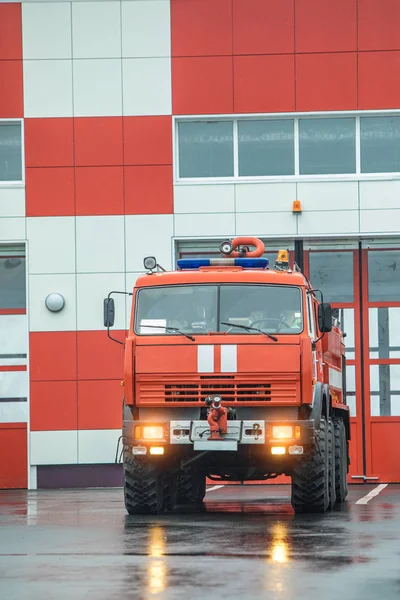 Красный пожарный едет по дороге — стоковое фото