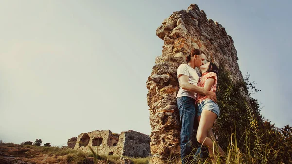 拥抱在古希腊遗址背景的夫妇。土耳其 马纳夫加特 — 图库照片