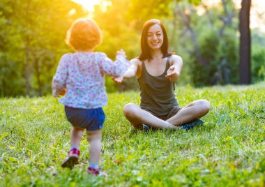 Gülen sevimli küçük kız genç anne yapma kaçan