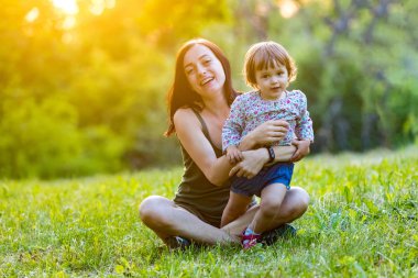 Anne ve kızı parkta eğleniyor. Mutlu aile konsepti