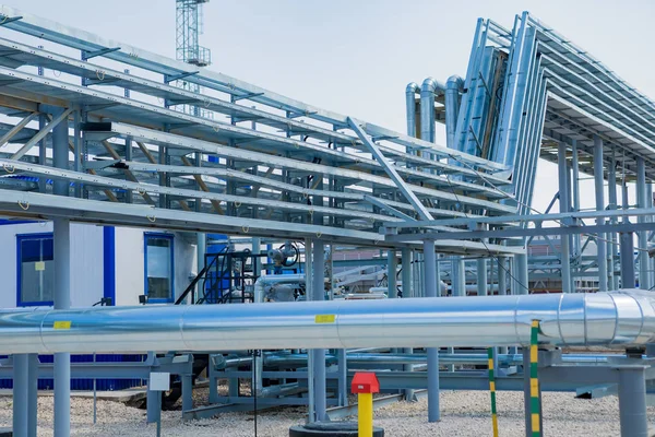 Industrial zone,The equipment of oil refining,Close-up of industrial pipelines of an oil-refinery plant,Detail of oil pipeline with valves in large oil refinery. — Stock Photo, Image